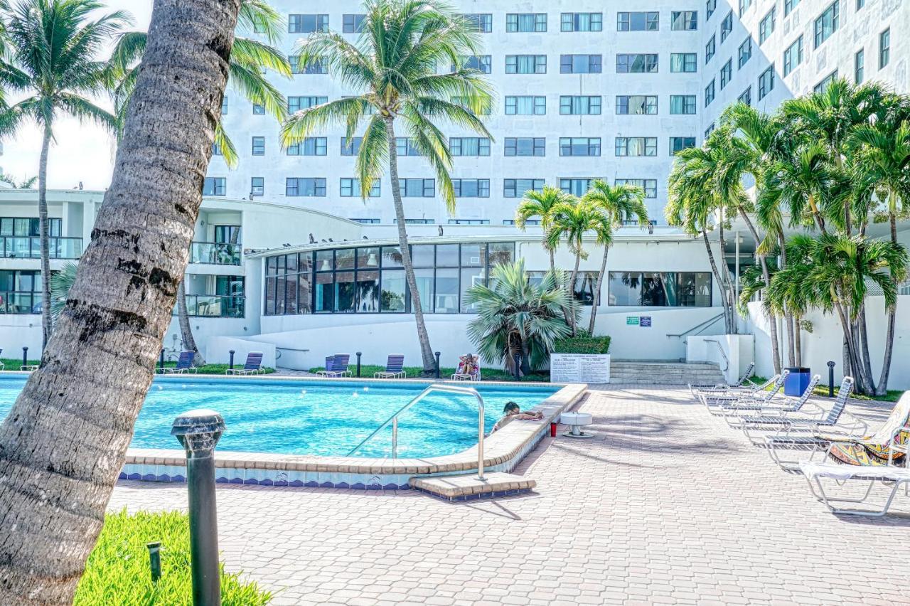 Deluxe Studios And Apartments At The Casablanca Маями Бийч Екстериор снимка